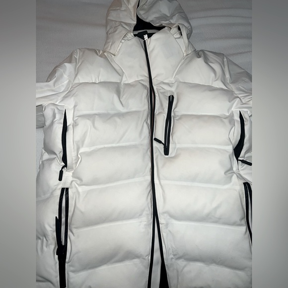 White padded superdry coat. Worn once basically brand new - Picture 4 of 4